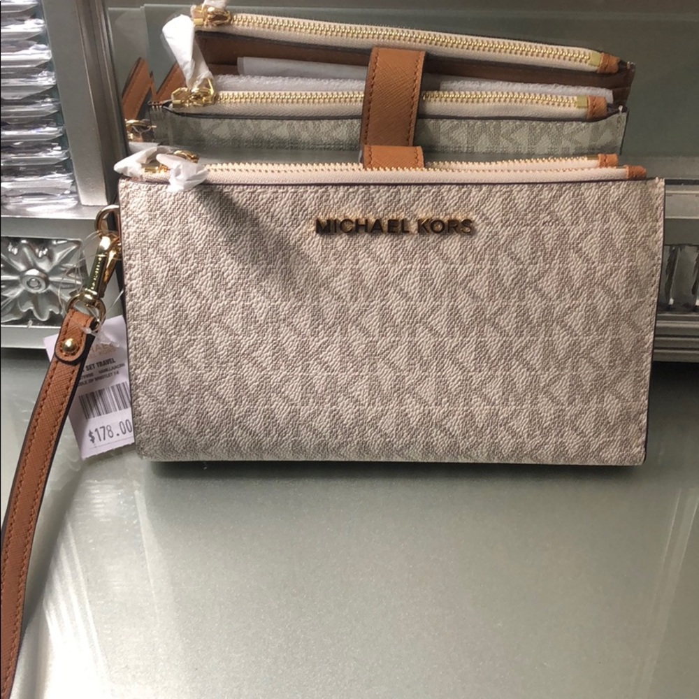 100%authentic Michael Kors jet set travel vanilla
